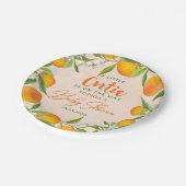 小さなかわいこちゃんがオレンジ色の赤ちゃんシャワーの途中にある ペーパープレート (アングル)