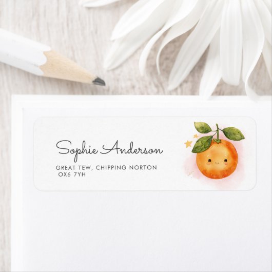 小さなかわいこちゃんがオレンジ色の赤ちゃんシャワーの途中にある ラベル (インサイチュ)