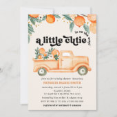 小さなかわいこちゃんがオレンジ色の赤ちゃんシャワーの途中にある 招待状 (正面)