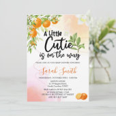 小さなかわいこちゃんがオレンジ色の赤ちゃんシャワーの途中にある 招待状 (スタンド正面)