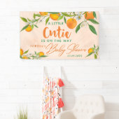 小さなかわいこちゃんがオレンジ色の赤ちゃんシャワーの途中にある 横断幕 (インサイチュ)