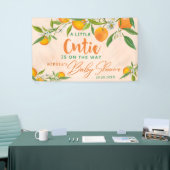 小さなかわいこちゃんがオレンジ色の赤ちゃんシャワーの途中にある 横断幕 (トレードショー)