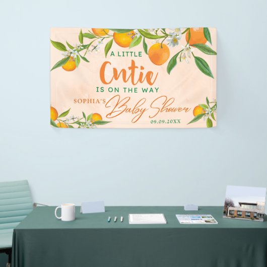 小さなかわいこちゃんがオレンジ色の赤ちゃんシャワーの途中にある 横断幕 (トレードショー)