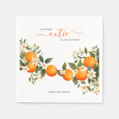 小さなかわいこちゃんがオレンジ色の赤ちゃんシャワーを浴びる スタンダードカクテルナプキン (正面)