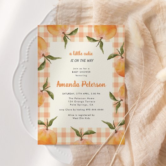 小さなかわいこちゃんがオレンジ色の赤ちゃんシャワーを浴びる 招待状