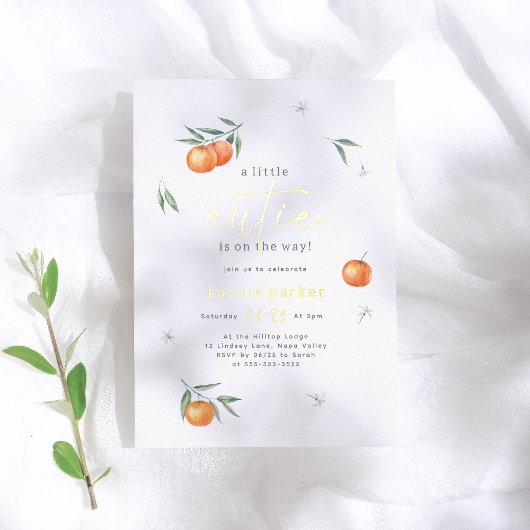 小さなかわいこちゃんがオレンジ色の赤ちゃんシャワーを浴びる 箔招待状