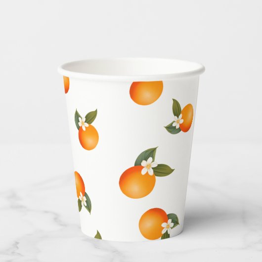 小さなかわいこちゃんがオレンジ色の赤ちゃんシャワーを浴びる 紙コップ (裏面)