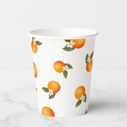 小さなかわいこちゃんがオレンジ色の赤ちゃんシャワーを浴びる 紙コップ (左)