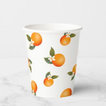 小さなかわいこちゃんがオレンジ色の赤ちゃんシャワーを浴びる