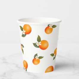 小さなかわいこちゃんがオレンジ色の赤ちゃんシャワーを浴びる 紙コップ