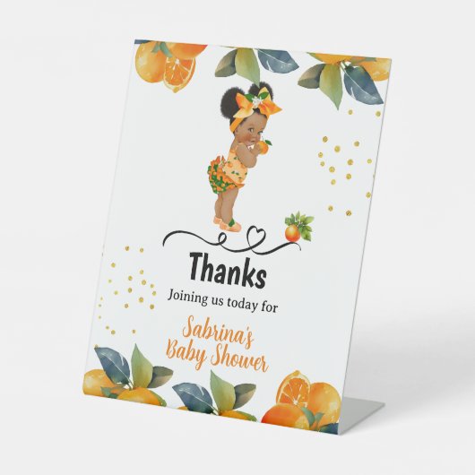 小さなかわいこちゃんが彼女の方法ベビーシャワー 台座サイン (正面)