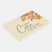 小さなかわいこちゃんが柑橘類のオレンジ色の道を進んでいる ゲストブック (コーナー)