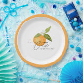 小さなかわいこちゃんが赤ちゃんシャワーの途中にある ペーパープレート (パーティー)