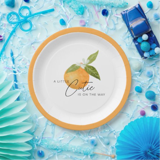小さなかわいこちゃんが赤ちゃんシャワーの途中にある ペーパープレート (パーティー)