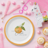 小さなかわいこちゃんが赤ちゃんシャワーの途中にある ペーパープレート (パーティー)