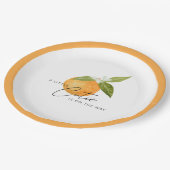 小さなかわいこちゃんが赤ちゃんシャワーの途中にある ペーパープレート (アングル)