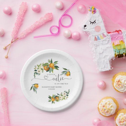 小さなかわいこちゃんが途中でオレンジのパーティープレート  ペーパープレート (パーティー)