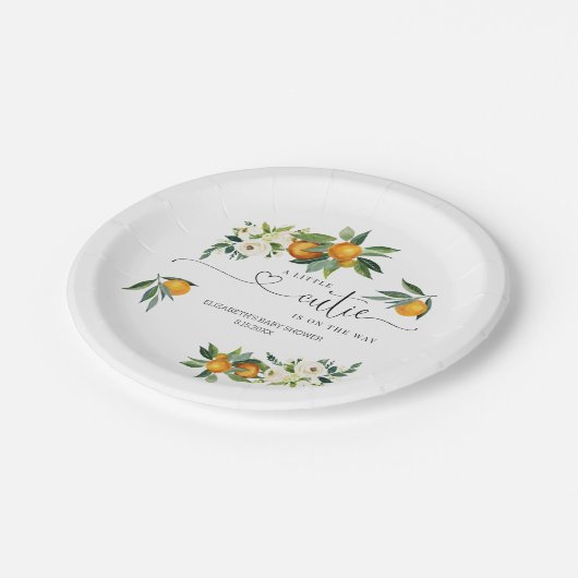 小さなかわいこちゃんが途中でオレンジのパーティープレート  ペーパープレート (アングル)