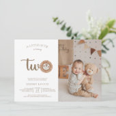 小さなかわいこちゃんが2つのボホ誕生日を回している 招待状 (スタンド正面)