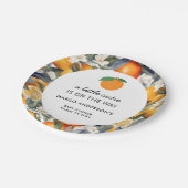 小さなかわいこちゃんがCitrus赤ちゃんシャワーの途中にある ペーパープレート (アングル)