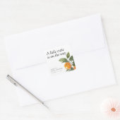 小さなかわいこちゃんは柑橘系の赤ちゃんシャワーの途中にある スクエアシール (封筒)