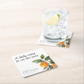 小さなかわいこちゃんは柑橘系の赤ちゃんシャワーの途中にある スクエアペーパーコースター (インサイチュ)