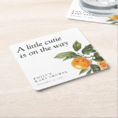 小さなかわいこちゃんは柑橘系の赤ちゃんシャワーの途中にある スクエアペーパーコースター (アングル)