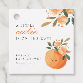 小さなかわいこちゃんは柑橘系の赤ちゃんシャワーの途中にある フェイバータグ