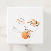 小さなかわいこちゃんは柑橘系の赤ちゃんシャワーの途中にある フェイバータグ (インサイチュ)