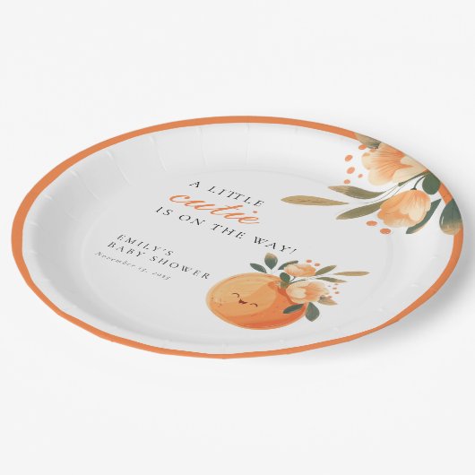 小さなかわいこちゃんは柑橘系の赤ちゃんシャワーの途中にある ペーパープレート (アングル)