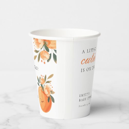 小さなかわいこちゃんは柑橘系の赤ちゃんシャワーの途中にある 紙コップ (右)