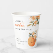 小さなかわいこちゃんは柑橘系の赤ちゃんシャワーの途中にある 紙コップ (正面)