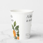 小さなかわいこちゃんは柑橘系の赤ちゃんシャワーの途中にある 紙コップ (右)