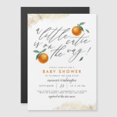 小さなかわいこちゃんオレンジ色の中性の赤ちゃんシャワー マグネット招待状 (正面/裏面)