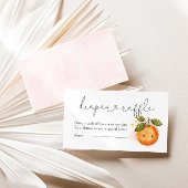 小さなかわいこちゃんオレンジ色の赤ちゃんシャワーおむつラッフル エンクロージャーカード