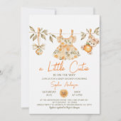 小さなかわいこちゃんオレンジ色の赤ちゃん服ベビーシャワー 招待状 (正面)