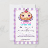 小さなかわいこちゃんパイかわいい紫の格子柄の赤ちゃんシャワー サンキューカード (正面)
