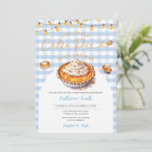 小さなかわいこちゃんパイが途中の赤ちゃんシャワーブルー 招待状 (スタンド正面)
