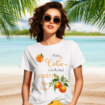 小さなかわいこちゃん柑橘類の水の色ベビーシャワー Tシャツ<br><div class="desc">私たちの"小さなかわいこちゃんが途中にある"水の色ベビーシャワーデザイン – 魅力と柑橘類の鮮度の楽しいブレンド。デザインは上部を鮮やか優雅に飾るオレンジの柑橘類のスライスを展示し、お洒落右下の角にオレンジの柑橘類の花束が甘さのtouchを加える。このジェンダー中立の赤ちゃんシャワーデザインは喜びを放ち、の春と夏祝の到着に最適な選択である。</div>