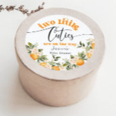 小さなかわいこちゃん2個の赤ちゃんシャワーオレンジ ラウンドシール