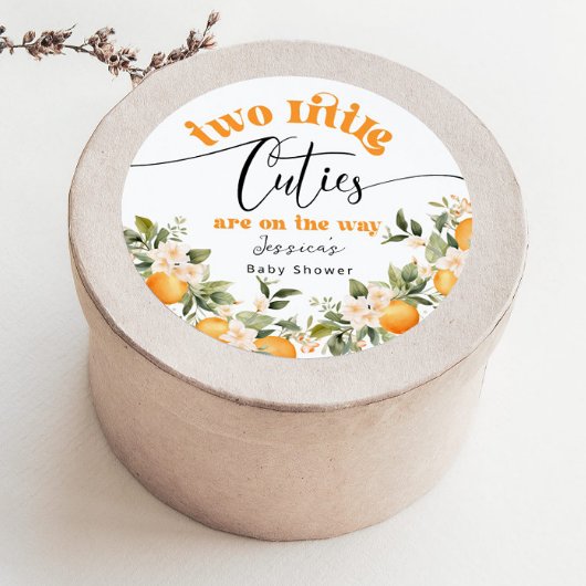 小さなかわいこちゃん2個の赤ちゃんシャワーオレンジ ラウンドシール