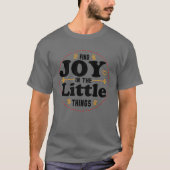 小さなことに喜びを見つける  Tシャツ (正面)