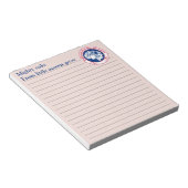 小さなどんぐりから出る大きなカシが明るい赤で育つ ノートパッド (アングル)