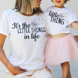 小さなものDandelionハートママ子供服 Tシャツ<br><div class="desc">ママとママと子供のためのママと僕のシャツのデザイン"それは人生の小さなもの"そして子供のためのマッチング"小さなもの"デザインは新しいママのために働く素晴らしか、母親の日の贈り物として。ママと子の服に合う「ママとミーのデザイン」のコレクションを見てほしい。</div>