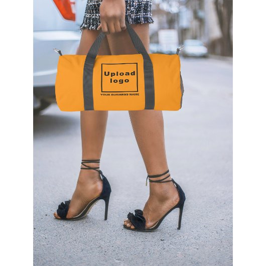 小さなオレンジ色のビジネス名とロゴ ダッフルバッグ