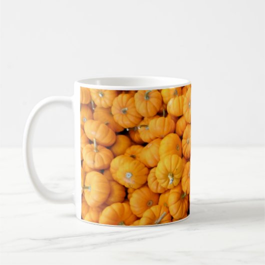小さなオレンジ色の秋の収穫のカボチャ コーヒーマグカップ (左)