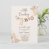 小さなカウボーイがベビーシャワー少年に向かっている 招待状 (スタンド正面)