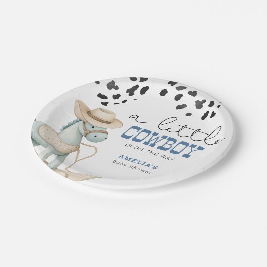 小さなカウボーイが男の子の赤ちゃんのシャワーを途中にある ペーパープレート (アングル)