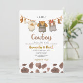 小さなカウボーイが赤ちゃんシャワーの途中にある服 招待状 (スタンド正面)