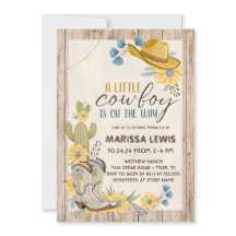 小さなカウボーイはブルーイエローのウェスタンへの道を歩き出す